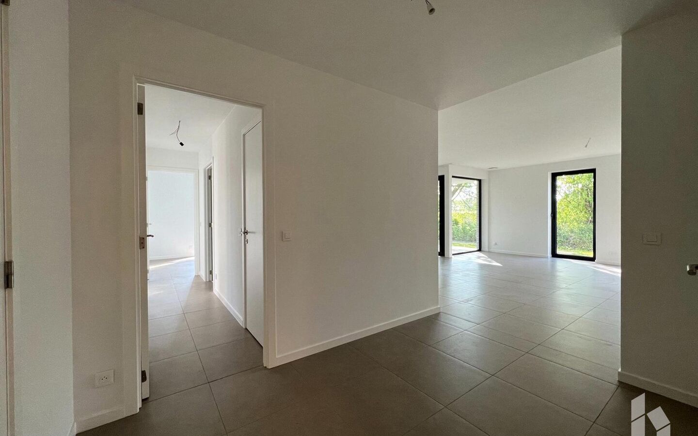 3746003605000005773/3218362