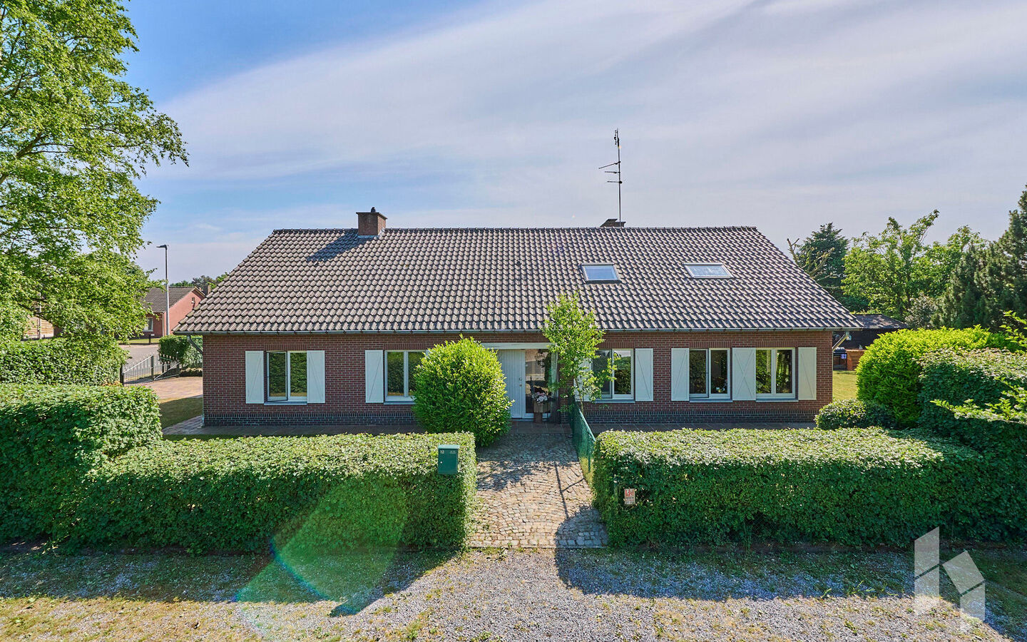TROEVEN
- Levensloopbestendig
- Slaap/badkamer op begane grond
- Kangoeroewoning op verdieping
- 5 slaapkamers
- 2 Badkamers
- EPC Label B
- Veel lichtinval
- Tuin omheind en veel privacy
- Gezellig kerkdorp Sint Huibrechts Lille  