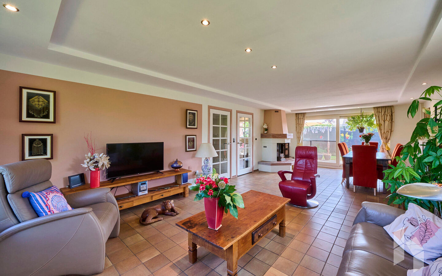 TROEVEN
- Levensloopbestendig
- Slaap/badkamer op begane grond
- Kangoeroewoning op verdieping
- 5 slaapkamers
- 2 Badkamers
- EPC Label B
- Veel lichtinval
- Tuin omheind en veel privacy
- Gezellig kerkdorp Sint Huibrechts Lille  