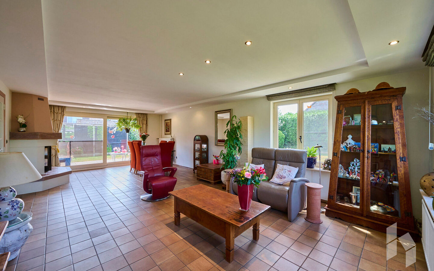 TROEVEN
- Levensloopbestendig
- Slaap/badkamer op begane grond
- Kangoeroewoning op verdieping
- 5 slaapkamers
- 2 Badkamers
- EPC Label B
- Veel lichtinval
- Tuin omheind en veel privacy
- Gezellig kerkdorp Sint Huibrechts Lille  