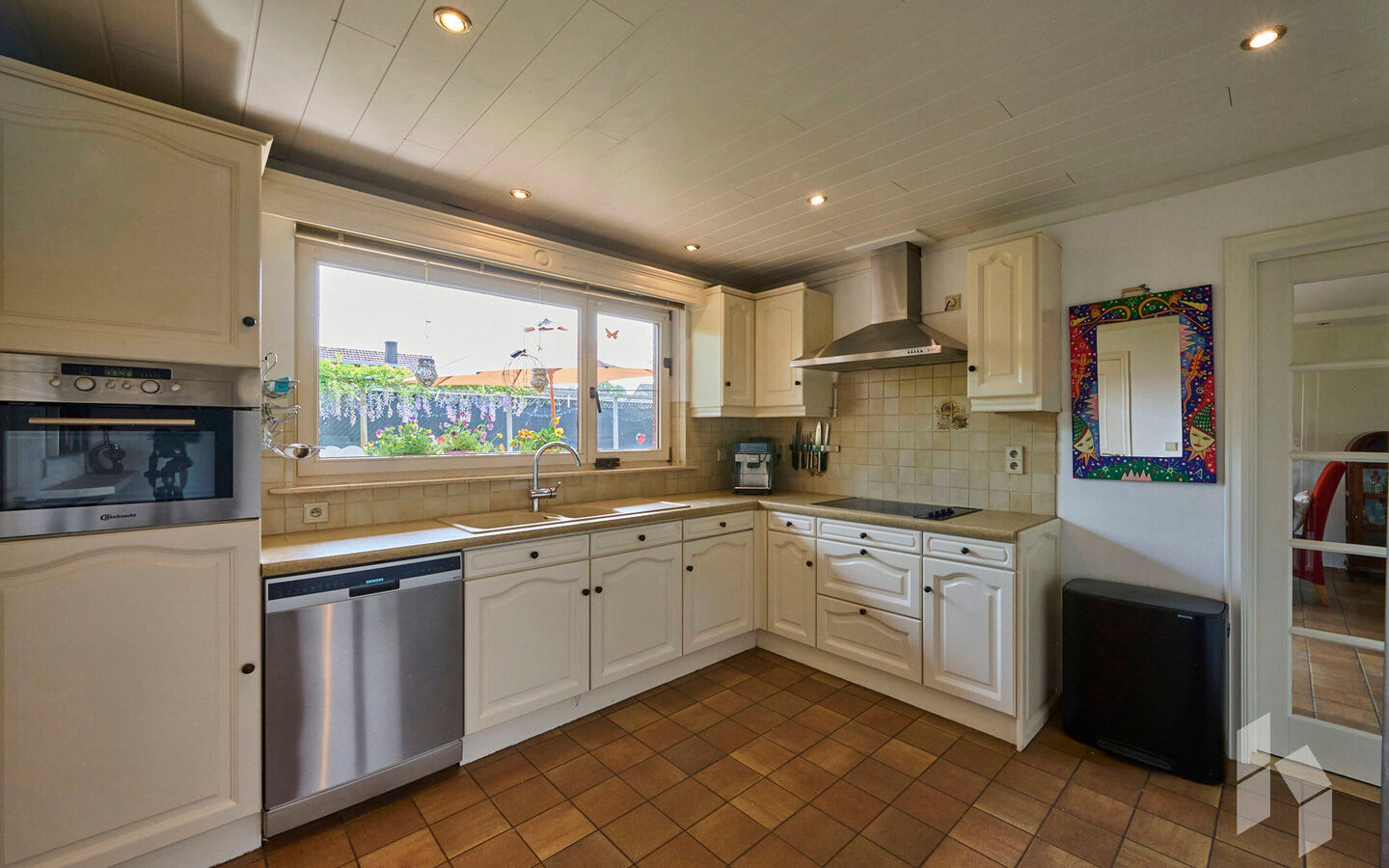 TROEVEN
- Levensloopbestendig
- Slaap/badkamer op begane grond
- Kangoeroewoning op verdieping
- 5 slaapkamers
- 2 Badkamers
- EPC Label B
- Veel lichtinval
- Tuin omheind en veel privacy
- Gezellig kerkdorp Sint Huibrechts Lille  