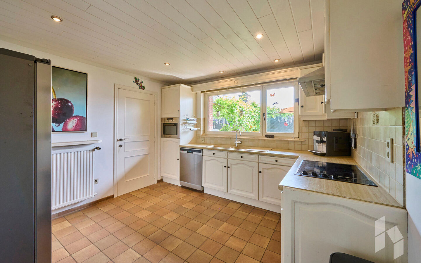 TROEVEN
- Levensloopbestendig
- Slaap/badkamer op begane grond
- Kangoeroewoning op verdieping
- 5 slaapkamers
- 2 Badkamers
- EPC Label B
- Veel lichtinval
- Tuin omheind en veel privacy
- Gezellig kerkdorp Sint Huibrechts Lille  