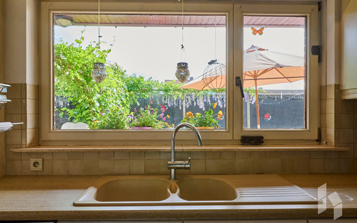 TROEVEN
- Levensloopbestendig
- Slaap/badkamer op begane grond
- Kangoeroewoning op verdieping
- 5 slaapkamers
- 2 Badkamers
- EPC Label B
- Veel lichtinval
- Tuin omheind en veel privacy
- Gezellig kerkdorp Sint Huibrechts Lille  