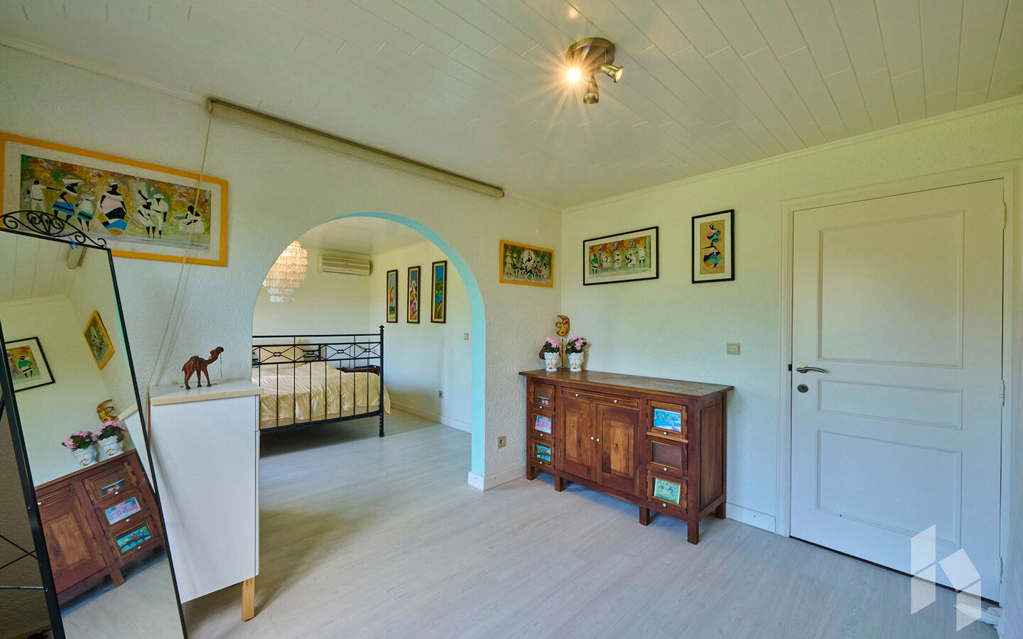 TROEVEN
- Levensloopbestendig
- Slaap/badkamer op begane grond
- Kangoeroewoning op verdieping
- 5 slaapkamers
- 2 Badkamers
- EPC Label B
- Veel lichtinval
- Tuin omheind en veel privacy
- Gezellig kerkdorp Sint Huibrechts Lille  