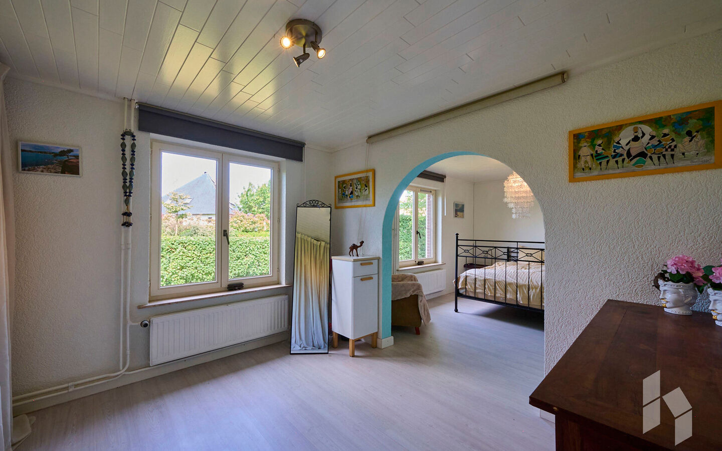 TROEVEN
- Levensloopbestendig
- Slaap/badkamer op begane grond
- Kangoeroewoning op verdieping
- 5 slaapkamers
- 2 Badkamers
- EPC Label B
- Veel lichtinval
- Tuin omheind en veel privacy
- Gezellig kerkdorp Sint Huibrechts Lille  