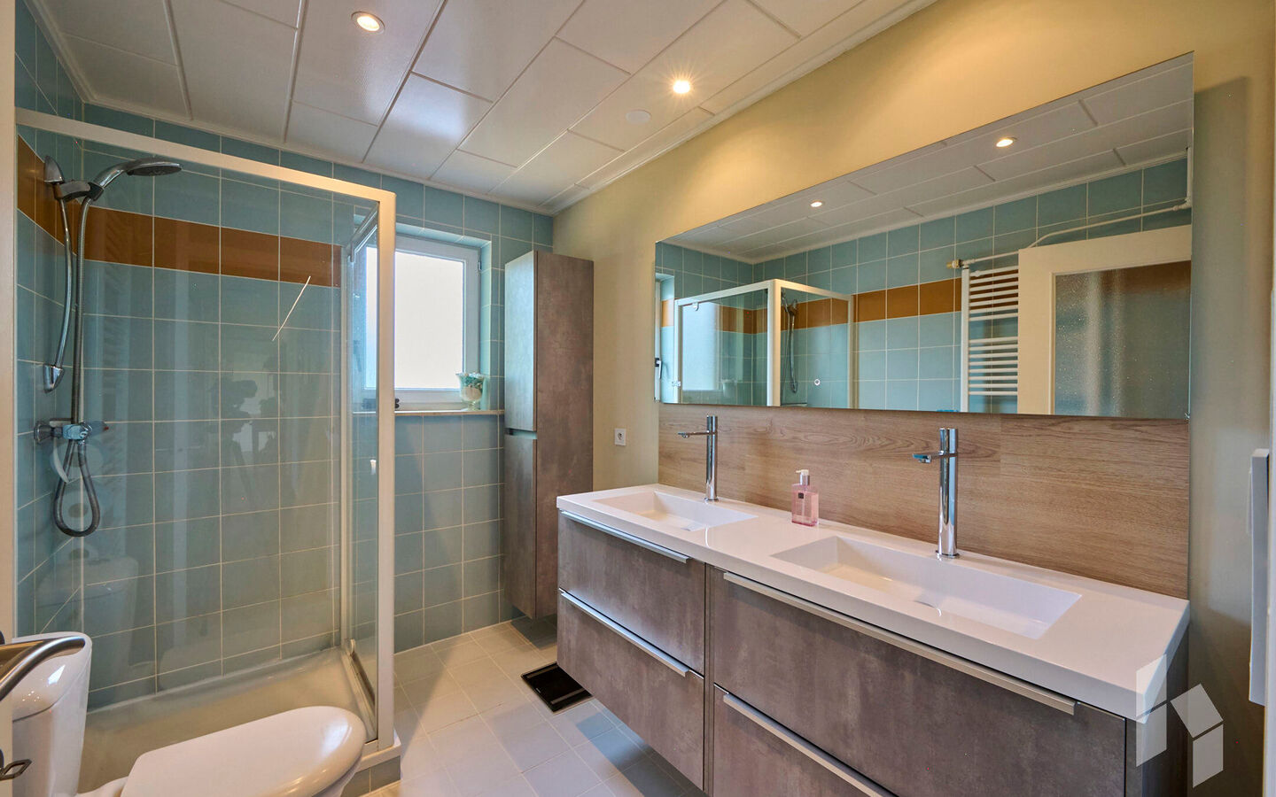 TROEVEN
- Levensloopbestendig
- Slaap/badkamer op begane grond
- Kangoeroewoning op verdieping
- 5 slaapkamers
- 2 Badkamers
- EPC Label B
- Veel lichtinval
- Tuin omheind en veel privacy
- Gezellig kerkdorp Sint Huibrechts Lille  