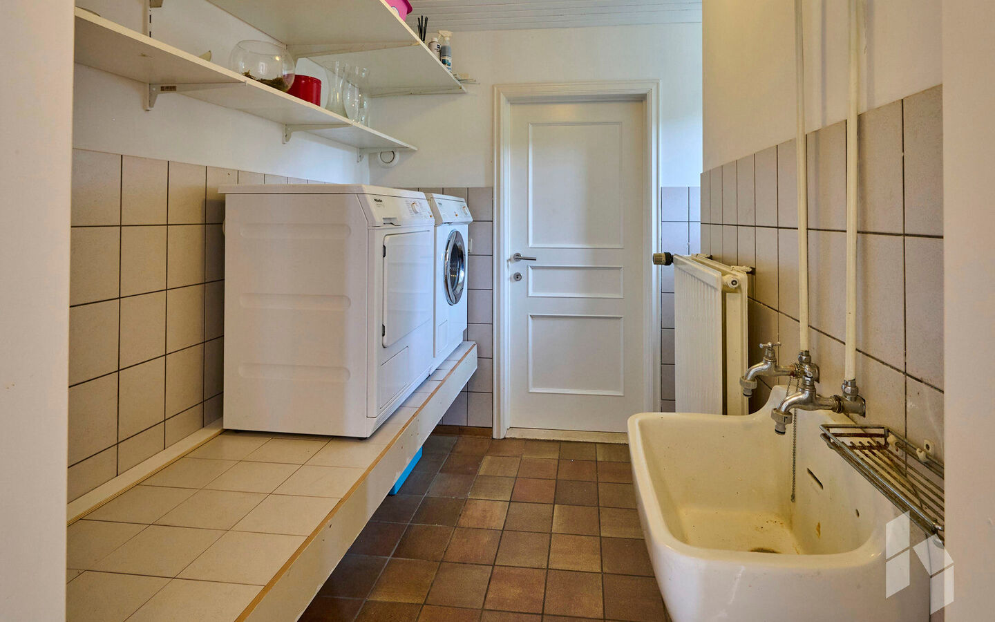 TROEVEN
- Levensloopbestendig
- Slaap/badkamer op begane grond
- Kangoeroewoning op verdieping
- 5 slaapkamers
- 2 Badkamers
- EPC Label B
- Veel lichtinval
- Tuin omheind en veel privacy
- Gezellig kerkdorp Sint Huibrechts Lille  