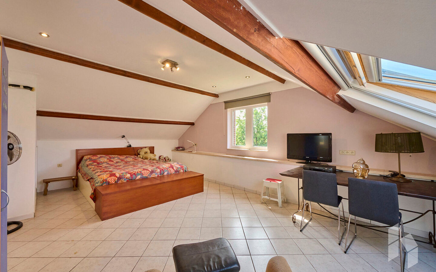 TROEVEN
- Levensloopbestendig
- Slaap/badkamer op begane grond
- Kangoeroewoning op verdieping
- 5 slaapkamers
- 2 Badkamers
- EPC Label B
- Veel lichtinval
- Tuin omheind en veel privacy
- Gezellig kerkdorp Sint Huibrechts Lille  