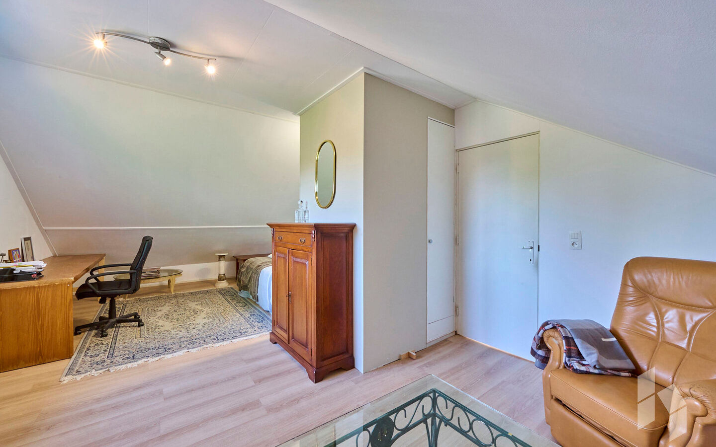 TROEVEN
- Levensloopbestendig
- Slaap/badkamer op begane grond
- Kangoeroewoning op verdieping
- 5 slaapkamers
- 2 Badkamers
- EPC Label B
- Veel lichtinval
- Tuin omheind en veel privacy
- Gezellig kerkdorp Sint Huibrechts Lille  