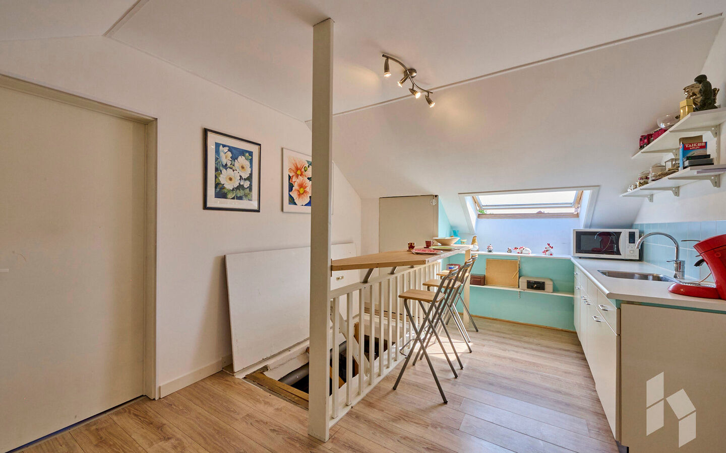 TROEVEN
- Levensloopbestendig
- Slaap/badkamer op begane grond
- Kangoeroewoning op verdieping
- 5 slaapkamers
- 2 Badkamers
- EPC Label B
- Veel lichtinval
- Tuin omheind en veel privacy
- Gezellig kerkdorp Sint Huibrechts Lille  