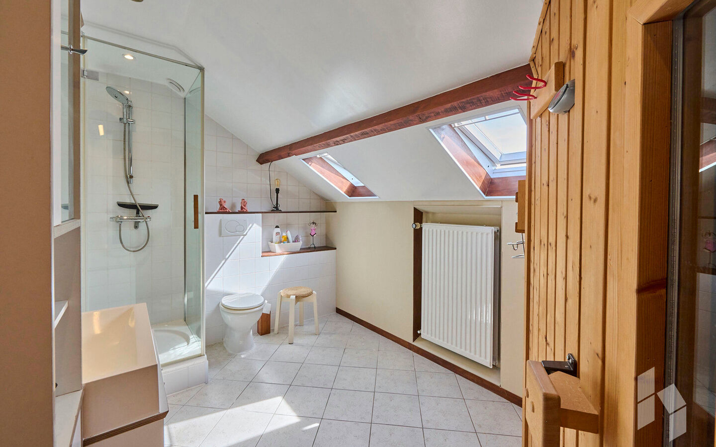 TROEVEN
- Levensloopbestendig
- Slaap/badkamer op begane grond
- Kangoeroewoning op verdieping
- 5 slaapkamers
- 2 Badkamers
- EPC Label B
- Veel lichtinval
- Tuin omheind en veel privacy
- Gezellig kerkdorp Sint Huibrechts Lille  