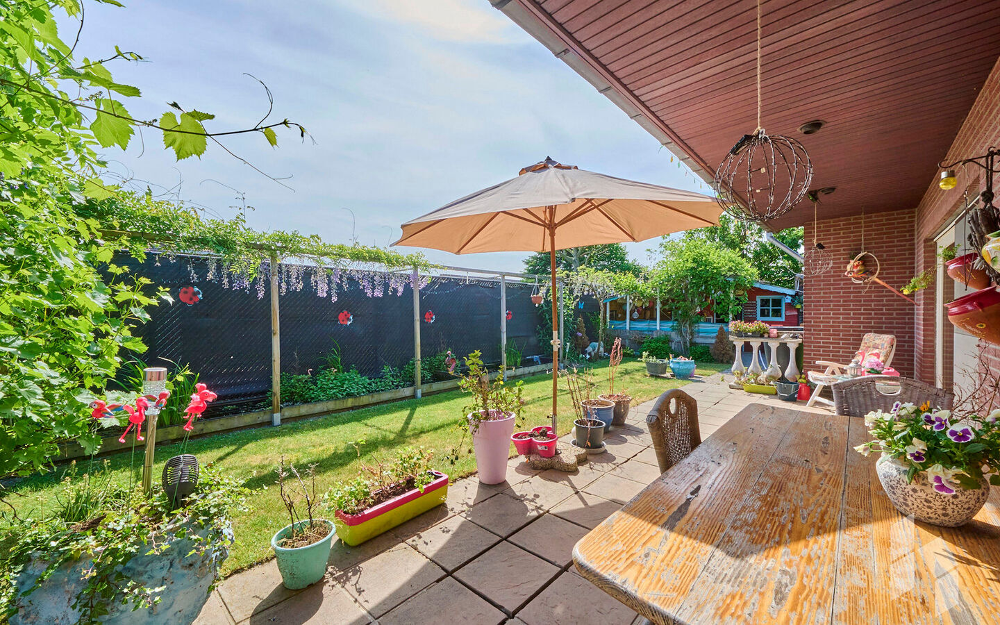 TROEVEN
- Levensloopbestendig
- Slaap/badkamer op begane grond
- Kangoeroewoning op verdieping
- 5 slaapkamers
- 2 Badkamers
- EPC Label B
- Veel lichtinval
- Tuin omheind en veel privacy
- Gezellig kerkdorp Sint Huibrechts Lille  