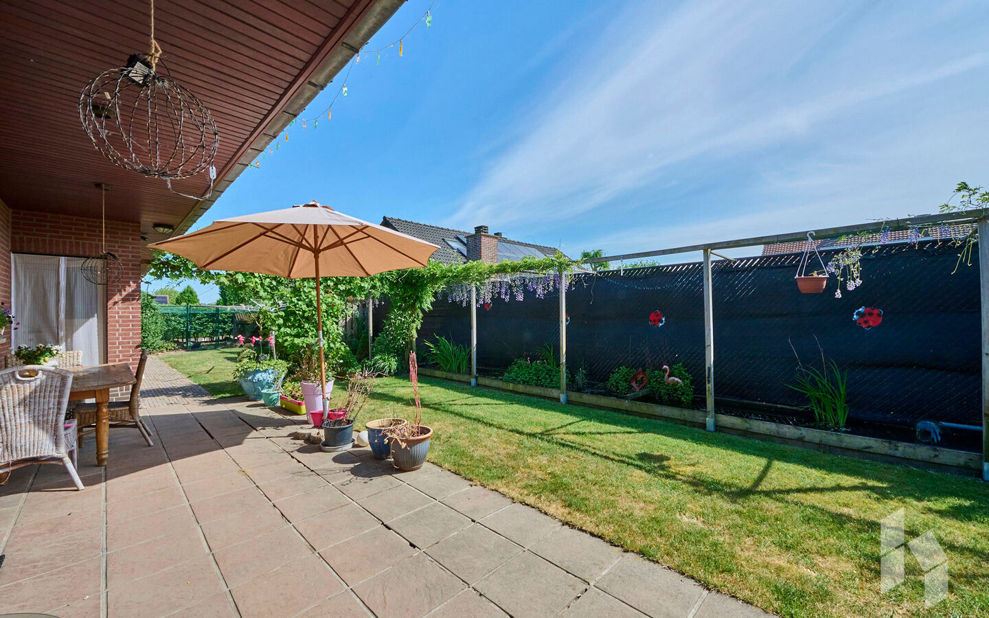 TROEVEN
- Levensloopbestendig
- Slaap/badkamer op begane grond
- Kangoeroewoning op verdieping
- 5 slaapkamers
- 2 Badkamers
- EPC Label B
- Veel lichtinval
- Tuin omheind en veel privacy
- Gezellig kerkdorp Sint Huibrechts Lille  