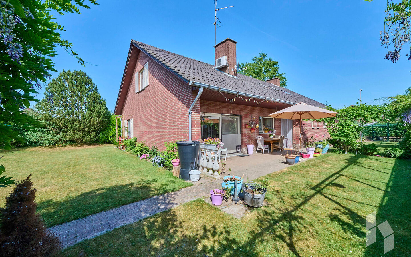 TROEVEN
- Levensloopbestendig
- Slaap/badkamer op begane grond
- Kangoeroewoning op verdieping
- 5 slaapkamers
- 2 Badkamers
- EPC Label B
- Veel lichtinval
- Tuin omheind en veel privacy
- Gezellig kerkdorp Sint Huibrechts Lille  