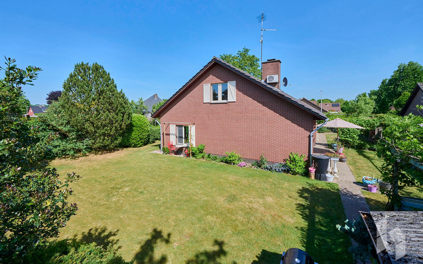 TROEVEN
- Levensloopbestendig
- Slaap/badkamer op begane grond
- Kangoeroewoning op verdieping
- 5 slaapkamers
- 2 Badkamers
- EPC Label B
- Veel lichtinval
- Tuin omheind en veel privacy
- Gezellig kerkdorp Sint Huibrechts Lille  