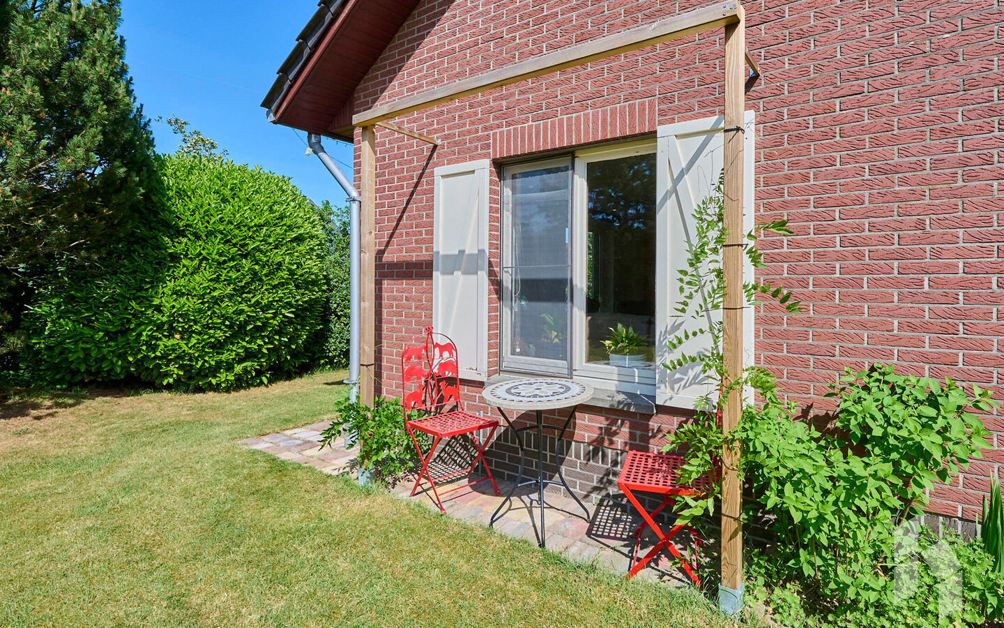 TROEVEN
- Levensloopbestendig
- Slaap/badkamer op begane grond
- Kangoeroewoning op verdieping
- 5 slaapkamers
- 2 Badkamers
- EPC Label B
- Veel lichtinval
- Tuin omheind en veel privacy
- Gezellig kerkdorp Sint Huibrechts Lille  