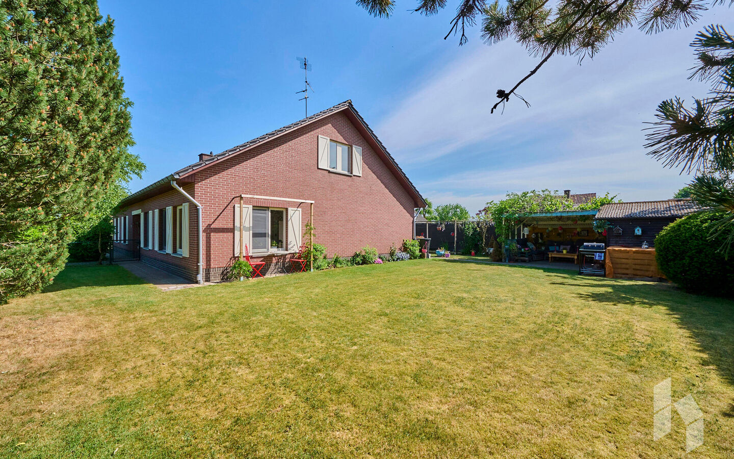 TROEVEN
- Levensloopbestendig
- Slaap/badkamer op begane grond
- Kangoeroewoning op verdieping
- 5 slaapkamers
- 2 Badkamers
- EPC Label B
- Veel lichtinval
- Tuin omheind en veel privacy
- Gezellig kerkdorp Sint Huibrechts Lille  