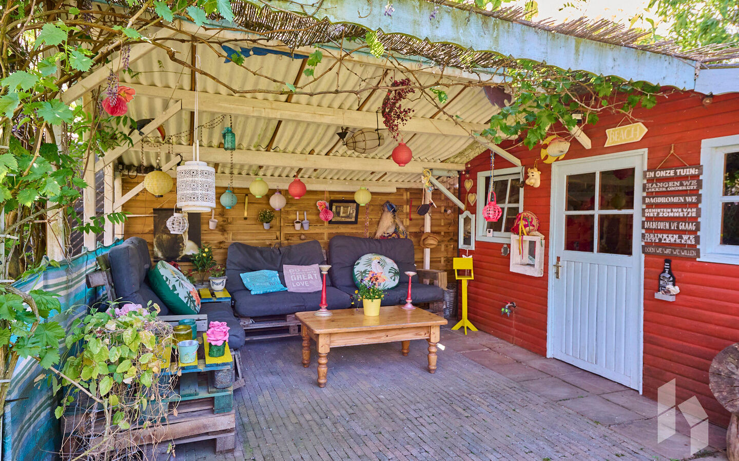TROEVEN
- Levensloopbestendig
- Slaap/badkamer op begane grond
- Kangoeroewoning op verdieping
- 5 slaapkamers
- 2 Badkamers
- EPC Label B
- Veel lichtinval
- Tuin omheind en veel privacy
- Gezellig kerkdorp Sint Huibrechts Lille  