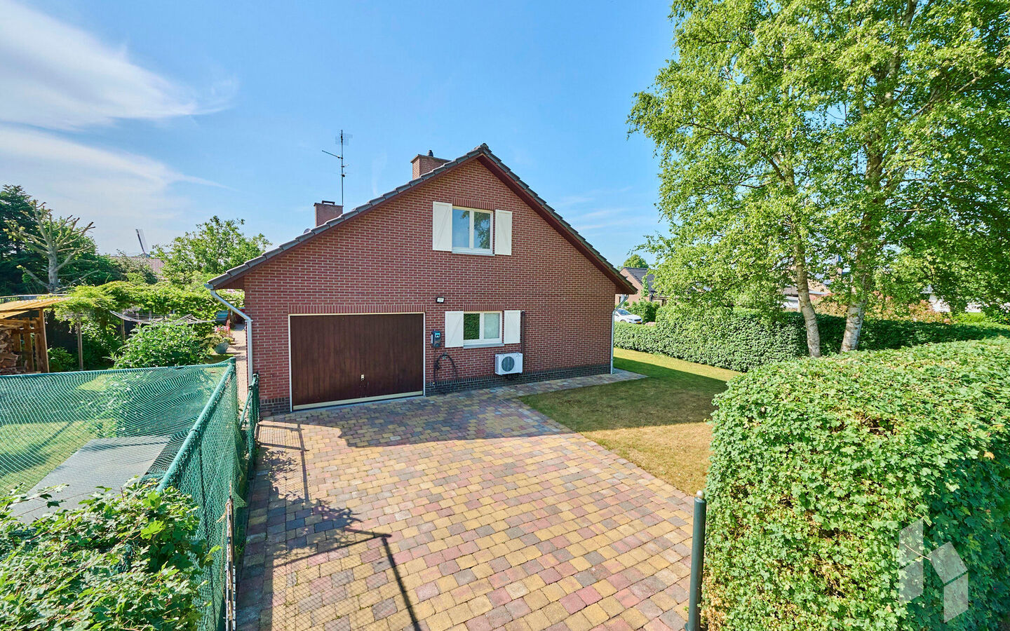 TROEVEN
- Levensloopbestendig
- Slaap/badkamer op begane grond
- Kangoeroewoning op verdieping
- 5 slaapkamers
- 2 Badkamers
- EPC Label B
- Veel lichtinval
- Tuin omheind en veel privacy
- Gezellig kerkdorp Sint Huibrechts Lille  